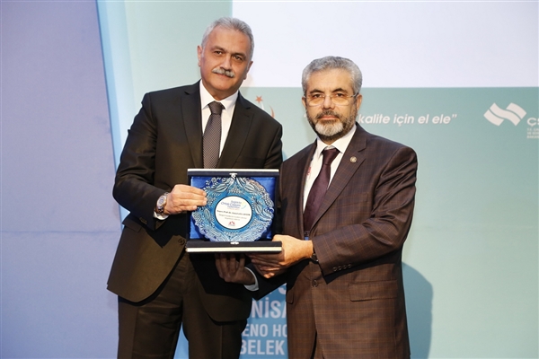 Prof. Dr. Sabahattin Aydın'a konuşmasının sonrasında OHSAD Yönetim Kurulu Üyesi Dr. Cevat Şengül plaketini verdi.