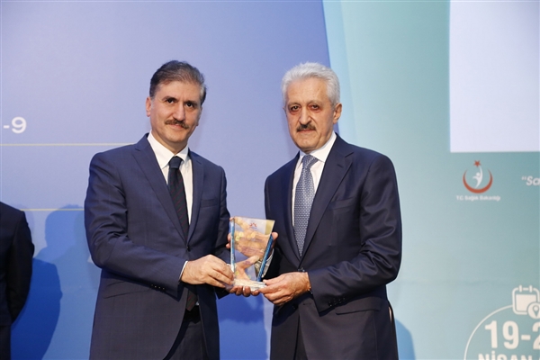 Sağlık hizmet ihracatında liderliğinden dolayı ödül alan Acıbadem sağlık Grubu adına Başkanı Yönetim Kurulu Mehmet Ali Aydınlar ödülünü Sağlık Bakanı