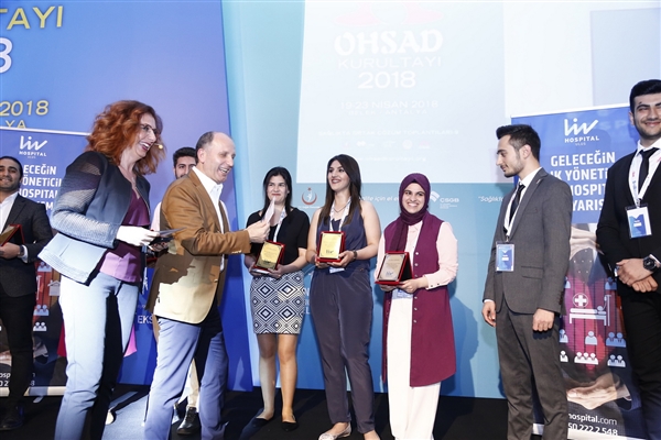 OHSAD, Çapa Medikal ve İstinye Üniversitesi'nin destekleri ile Liv Hospital tarafından geleceğin sağlık yöneticilerine ödülleri verildi.